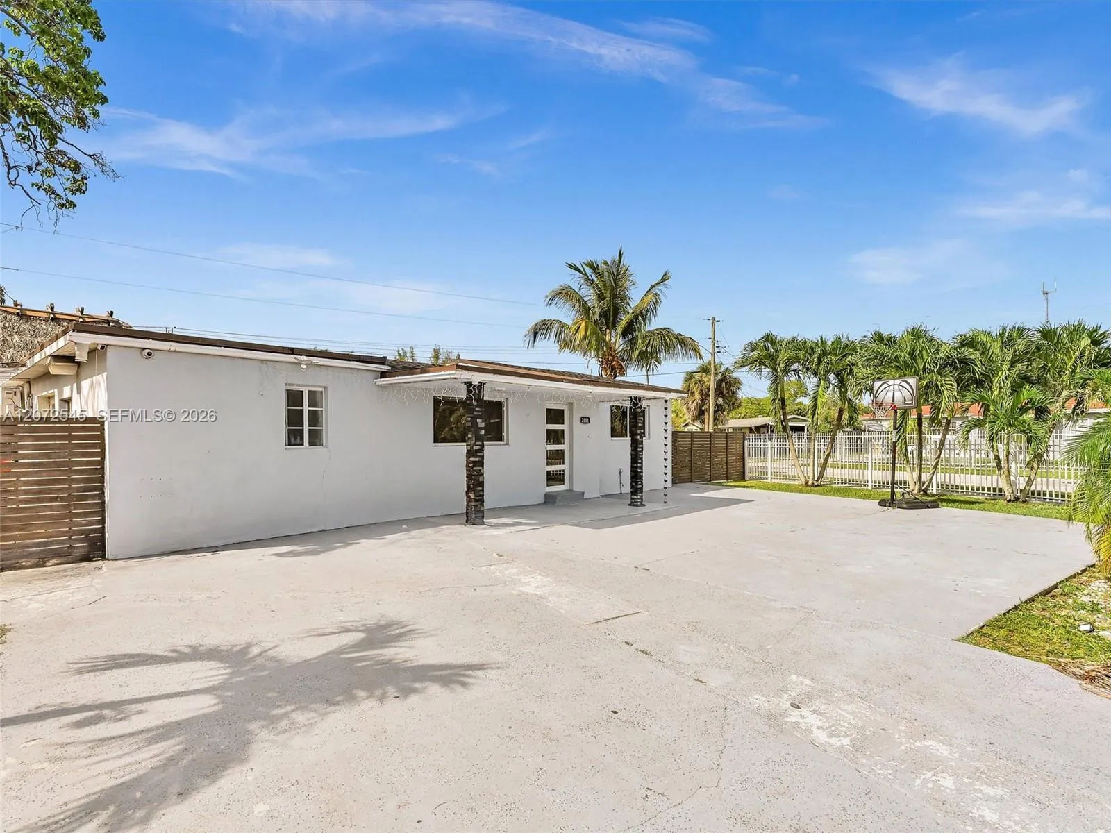 Foto de propiedad en 2001 NW 206th Street, Miami Gardens, FL 33056 Miami Gardens con MLS# 