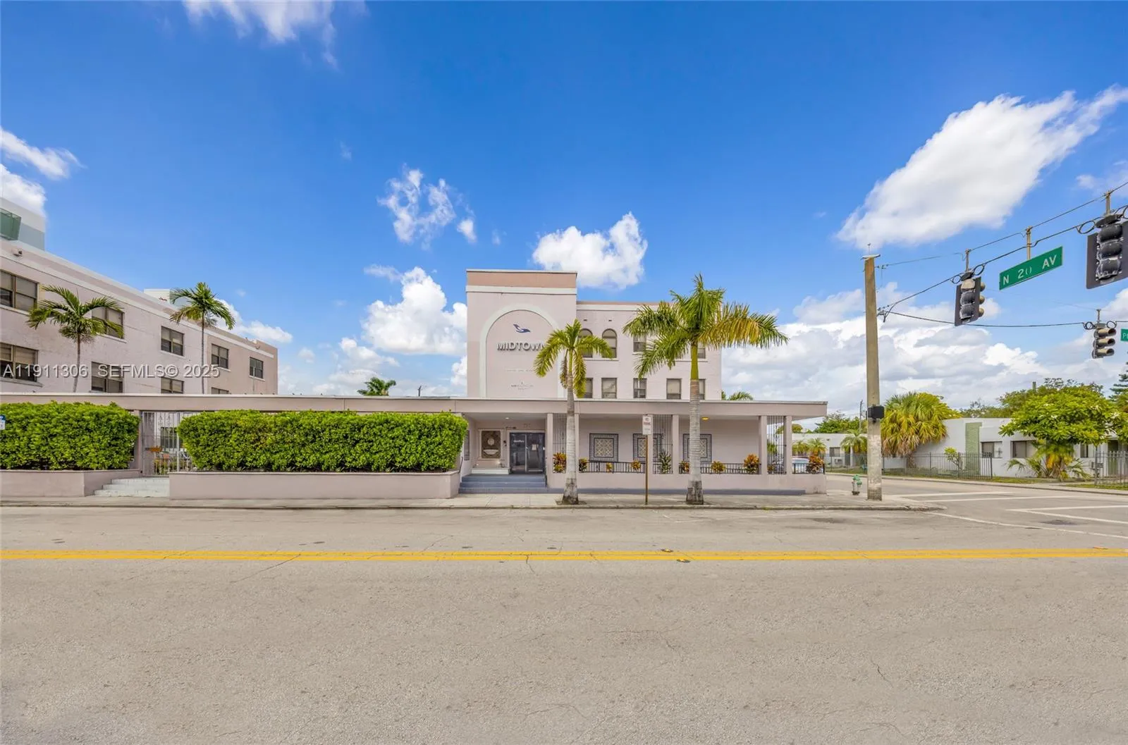 Foto de propiedad en 2001 Polk Street, Hollywood, FL 33020 Hollywood con MLS# 