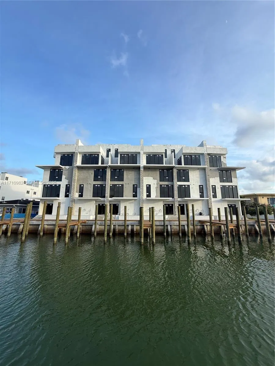 Foto de propiedad en 2005 Calais Drive 1, Miami Beach, FL 33141 Miami Beach con MLS# 