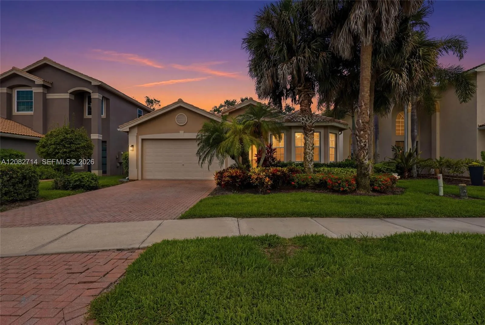 Foto de propiedad en 2009 Isla De Palma Circle, FL 34119  con MLS# 