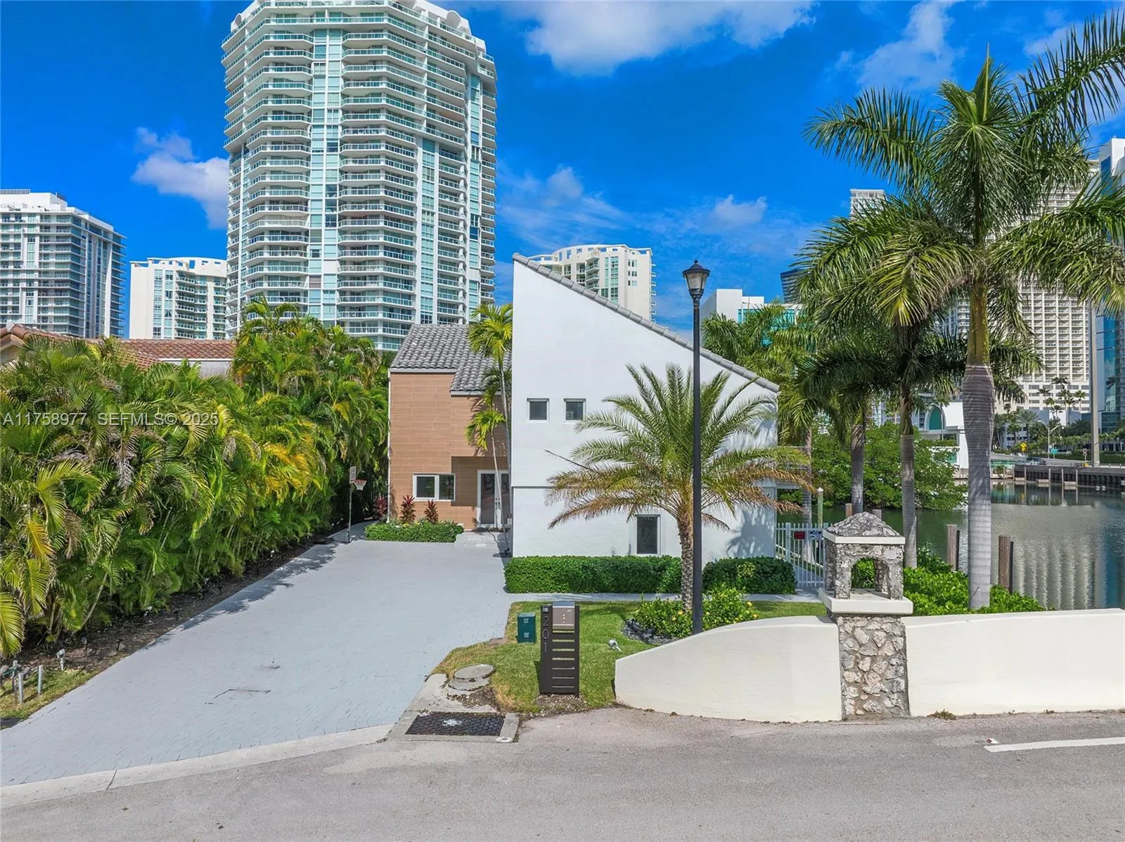 Foto de propiedad en 201 Atlantic Avenue, Sunny Isles Beach, FL 33160 Sunny Isles Beach con MLS# 
