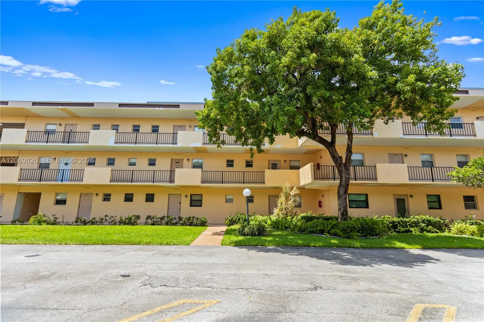 Foto de propiedad en 201 Berkley Road 309, Hollywood, FL 33024 Hollywood con MLS# 