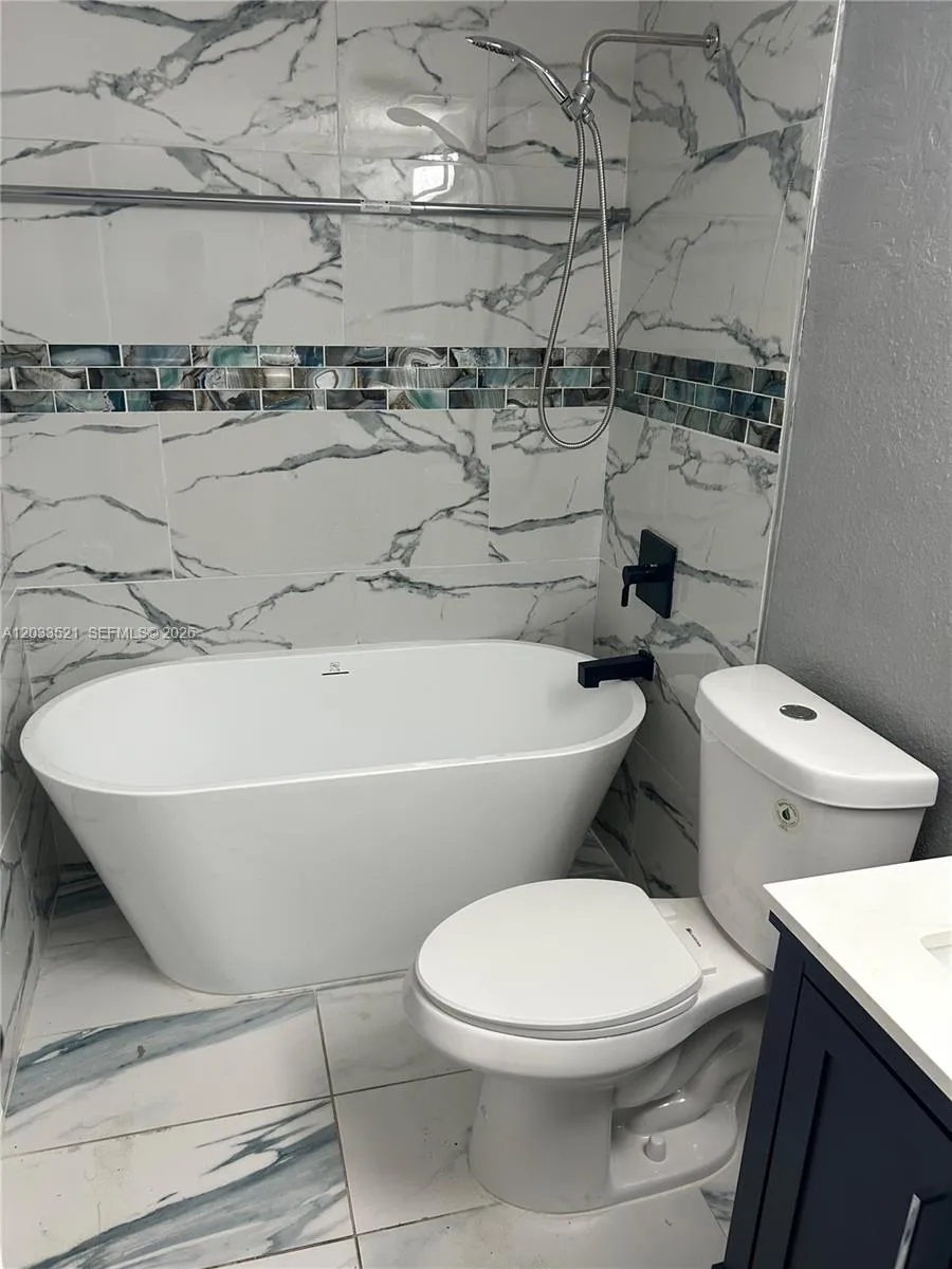 Foto de propiedad en 201 Lake Pointe Drive 203, Oakland Park, FL 33309 Oakland Park con MLS# 