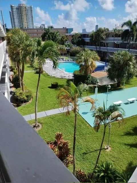 Foto de propiedad en 201 NE 14th Avenue 10C, Hallandale Beach, FL 33009 Hallandale Beach con MLS#