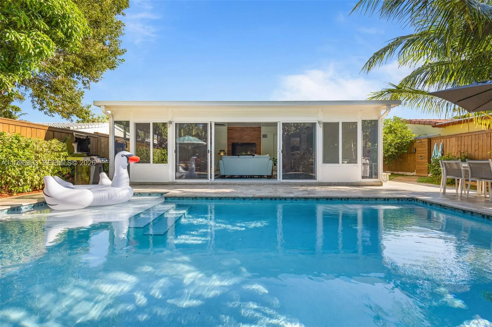 Foto de propiedad en 201 NE 16th Court, Fort Lauderdale, FL 33305 Fort Lauderdale con MLS# 