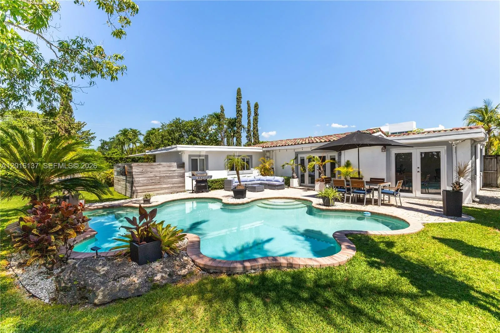 Vendido 2010 Alamanda Drive, North Miami, FL 33181, North Miami, FL 33181
