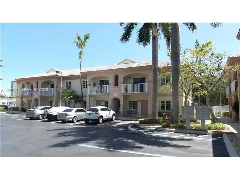 Foto de propiedad en 2010 Taylor Street 8B, Hollywood, FL 33020 Hollywood con MLS# 
