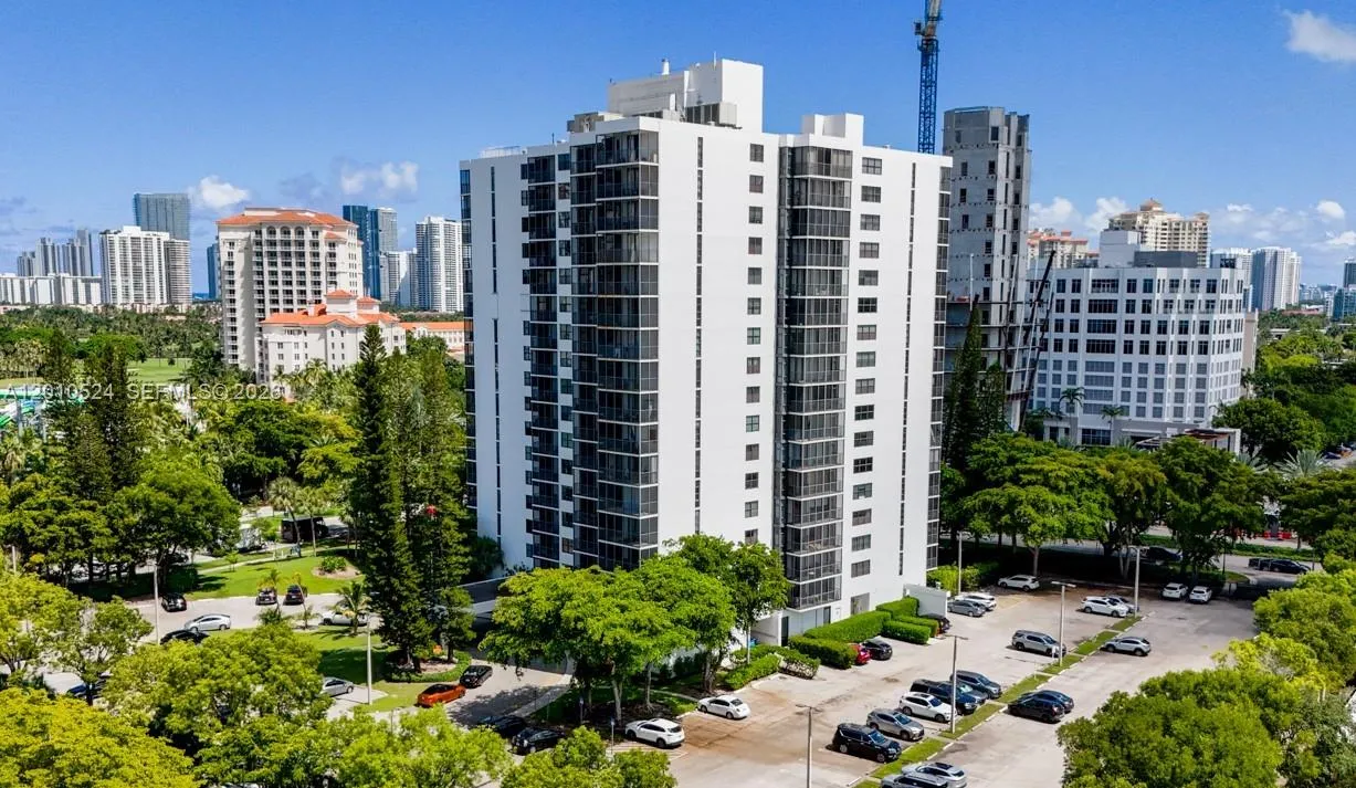 Foto de propiedad en 20100 W Country Club Drive 504, Aventura, FL 33180 Aventura con MLS# 