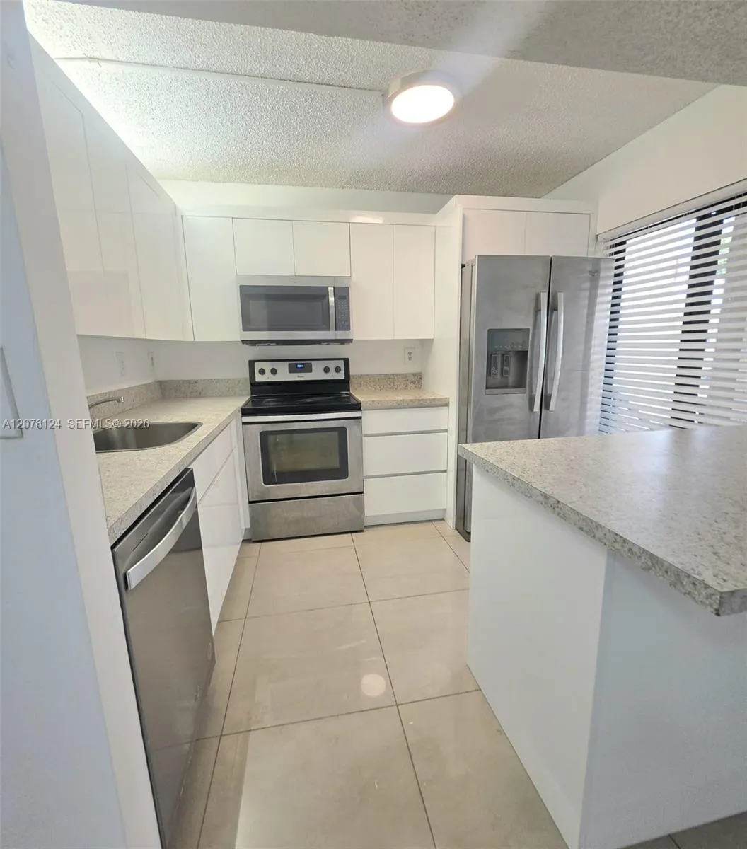 Foto de propiedad en 20105 NE 3rd Court 6, Miami, FL 33179 Miami con MLS# 