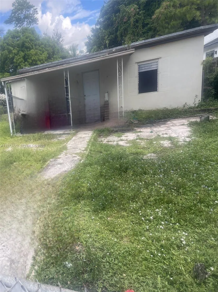 Foto de propiedad en 2011 NW 96th Street, Miami, FL 33147 Miami con MLS# 