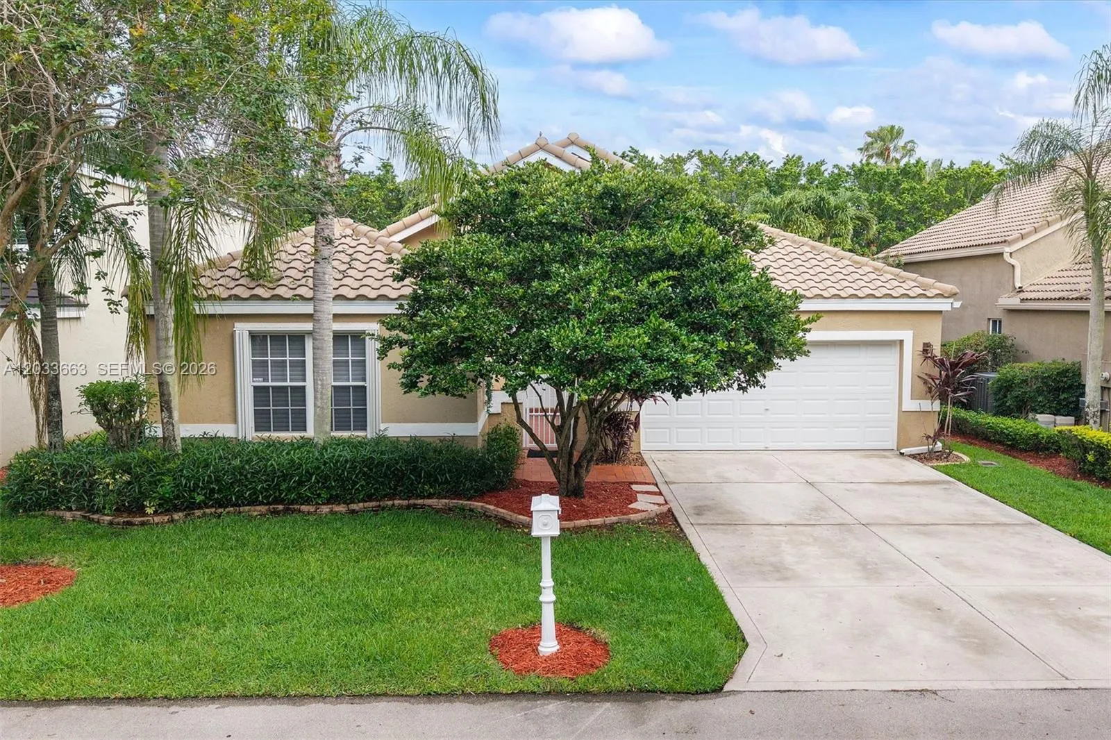 Foto de propiedad en 2013 Island Circle, Weston, FL 33326 Weston con MLS# 