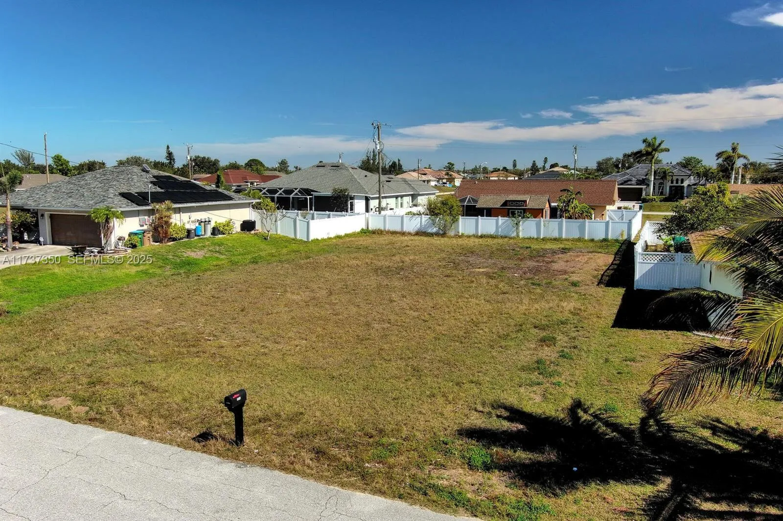 Foto de propiedad en 2013 NE 18th Avenue, Cape Coral, FL 33909 Cape Coral con MLS# 