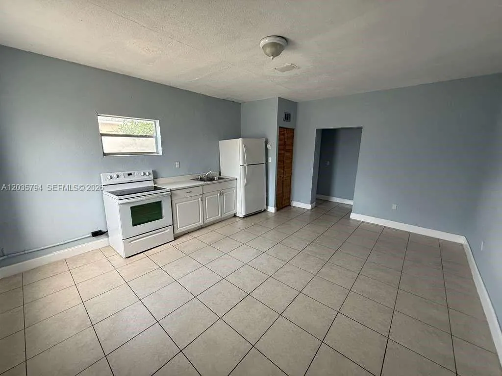 Foto de propiedad en 2014 Funston Street C, Hollywood, FL 33020 Hollywood con MLS# 