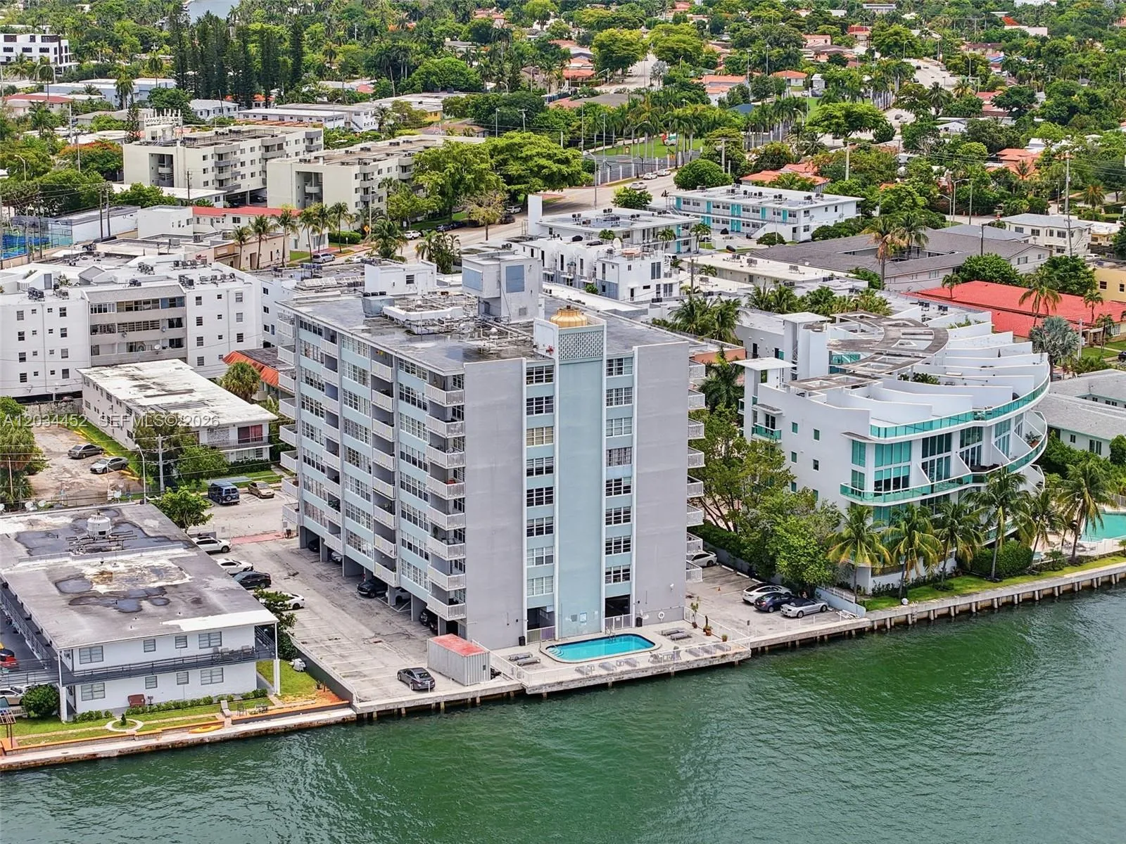 Foto de propiedad en 2016 Bay Drive 504, Miami Beach, FL 33141 Miami Beach con MLS# 