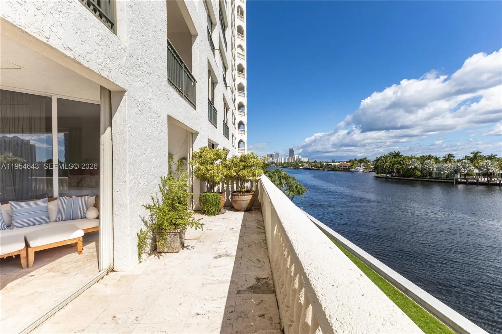 Foto de propiedad en 20165 NE 39th Place 303 & 204, Aventura, FL 33180 Aventura con MLS# 