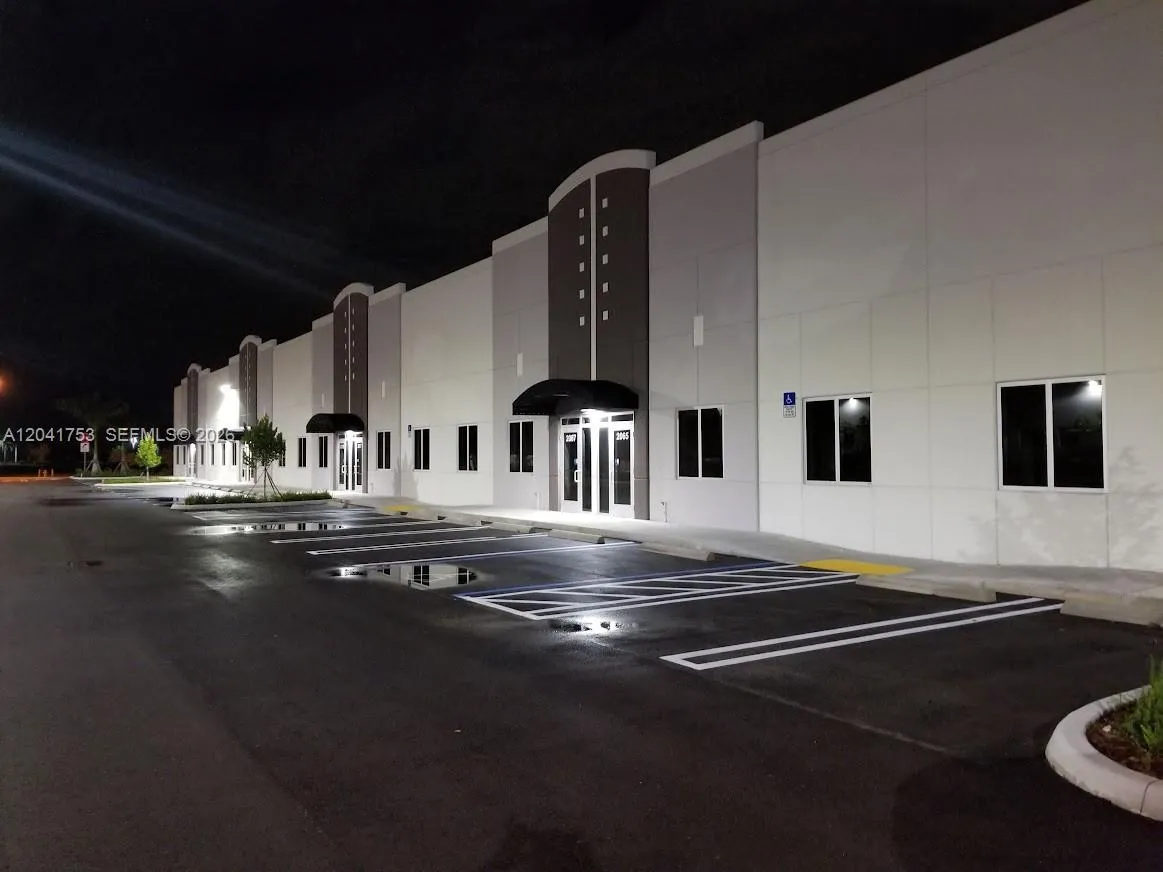Foto de propiedad en 2017 NW 135 Avenue, Miami, FL 33182 Miami con MLS# 