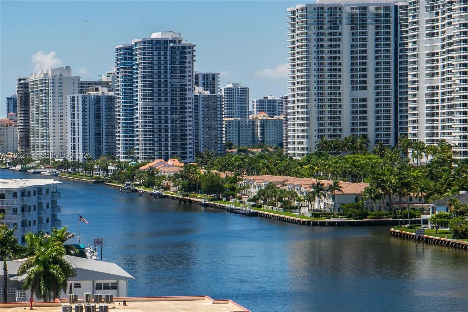 Foto de propiedad en 2017 S Ocean Drive 1008, Hallandale Beach, FL 33009 Hallandale Beach con MLS# 