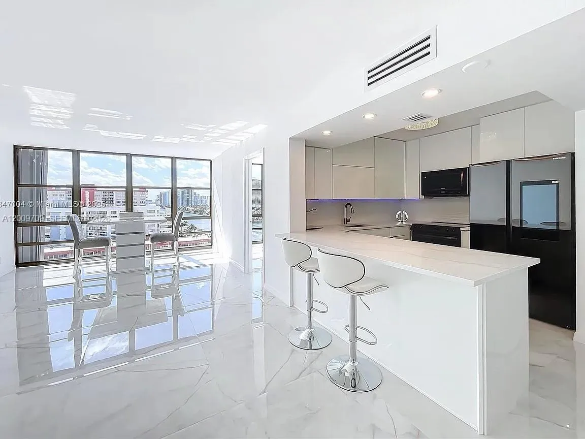 Foto de propiedad en 2017 S Ocean Drive 1206, Hallandale Beach, FL 33009 Hallandale Beach con MLS#