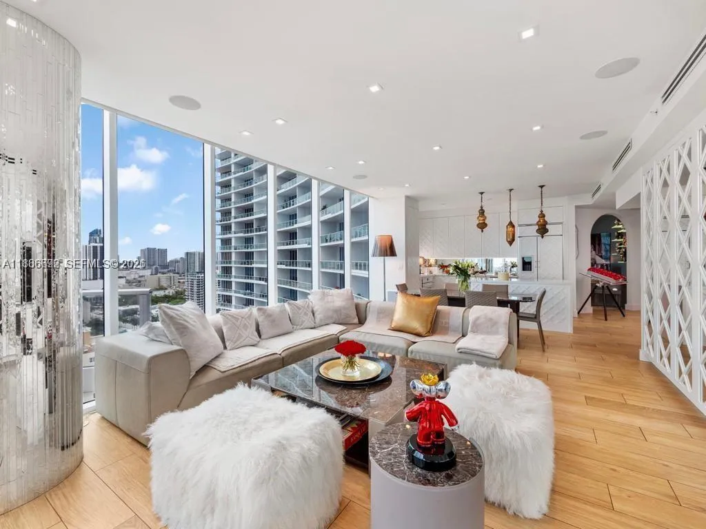 Foto de propiedad en 2020 N Bayshore Drive 2702, Miami, FL 33137 Miami con MLS# 