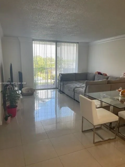 Foto de propiedad en 2020 NE 135th Street 303, North Miami, FL 33181 North Miami con MLS# 