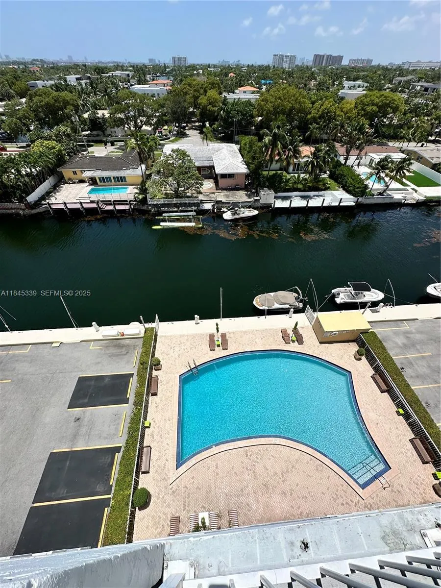 Foto de propiedad en 2020 NE 135th Street 807, North Miami, FL 33181 North Miami con MLS# 