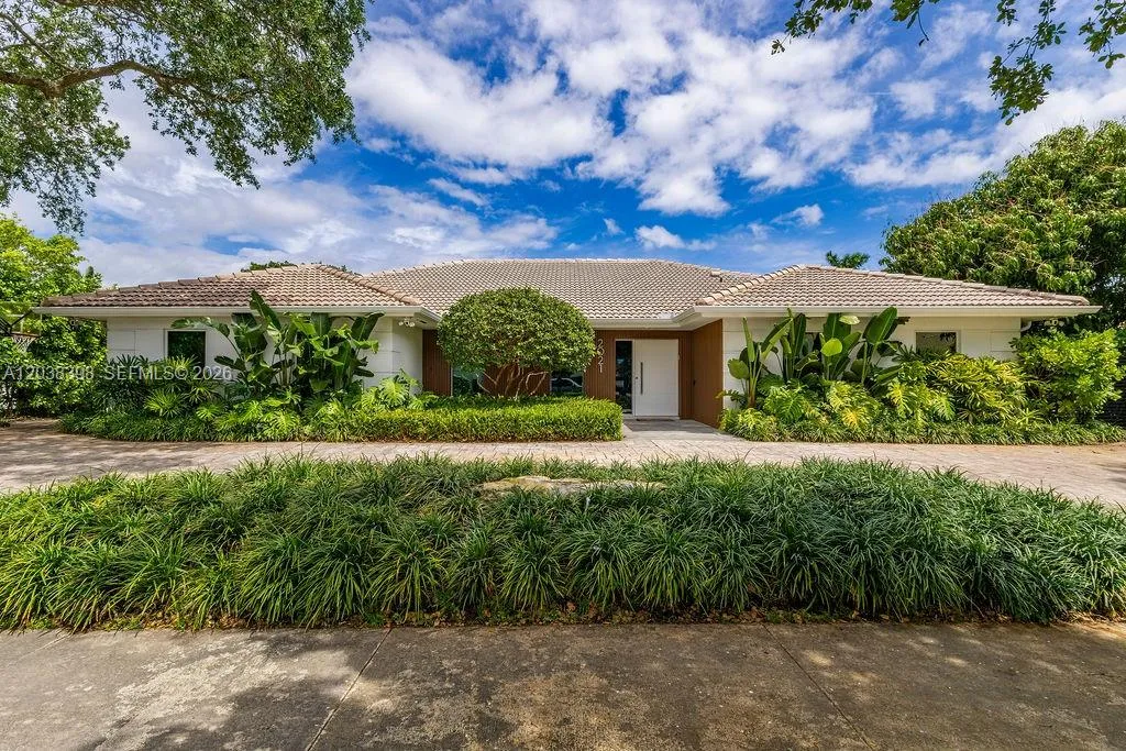 Vendido 2021 NE 212th Street, Miami, FL 33179, Miami, FL 33179