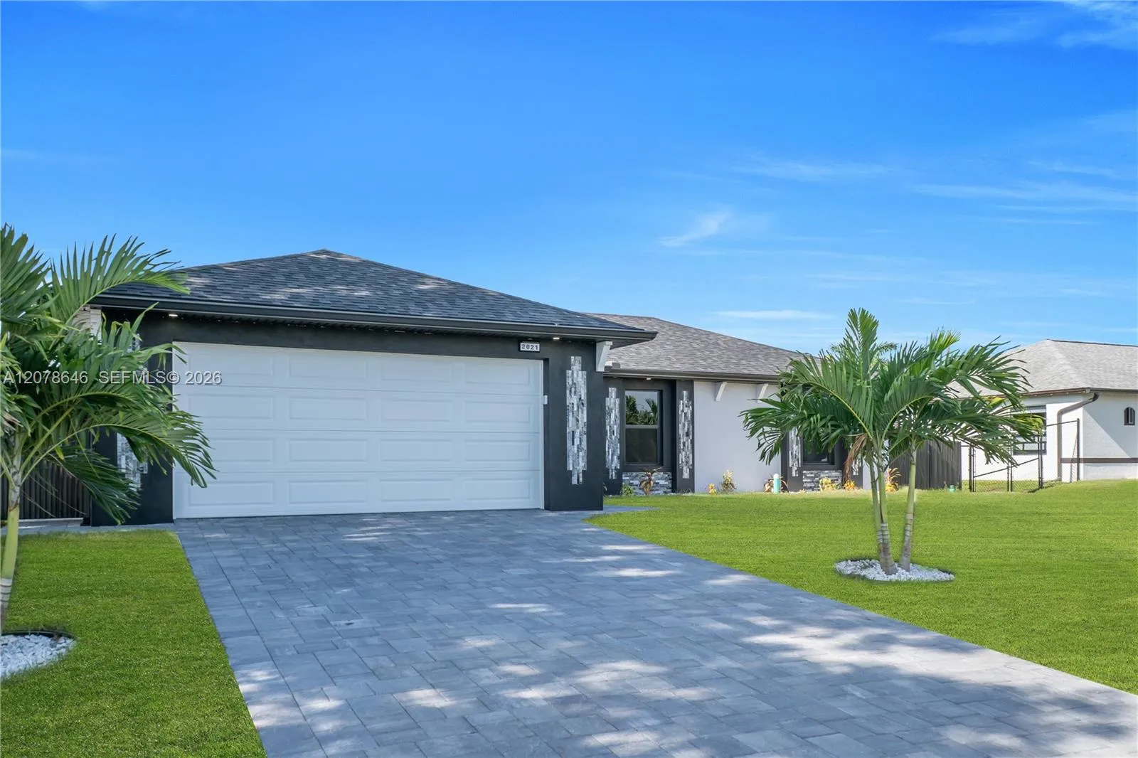 Foto de propiedad en 2021 NE 24th Terrace, Cape Coral, FL 33909 Cape Coral con MLS# 