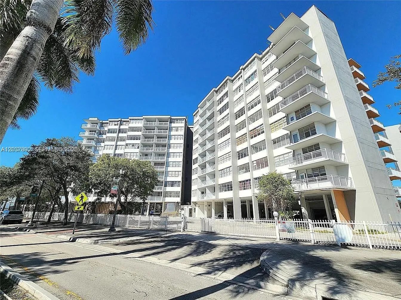 Foto de propiedad en 2025 NE 164 307, North Miami Beach, FL 33162 North Miami Beach con MLS# 