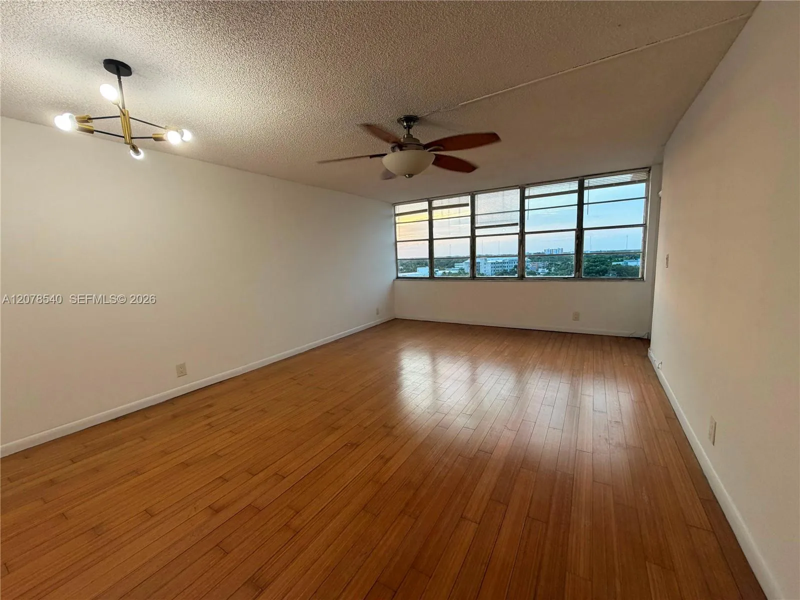 Foto de propiedad en 2025 NE 164th Street 1015, North Miami Beach, FL 33162 North Miami Beach con MLS# 