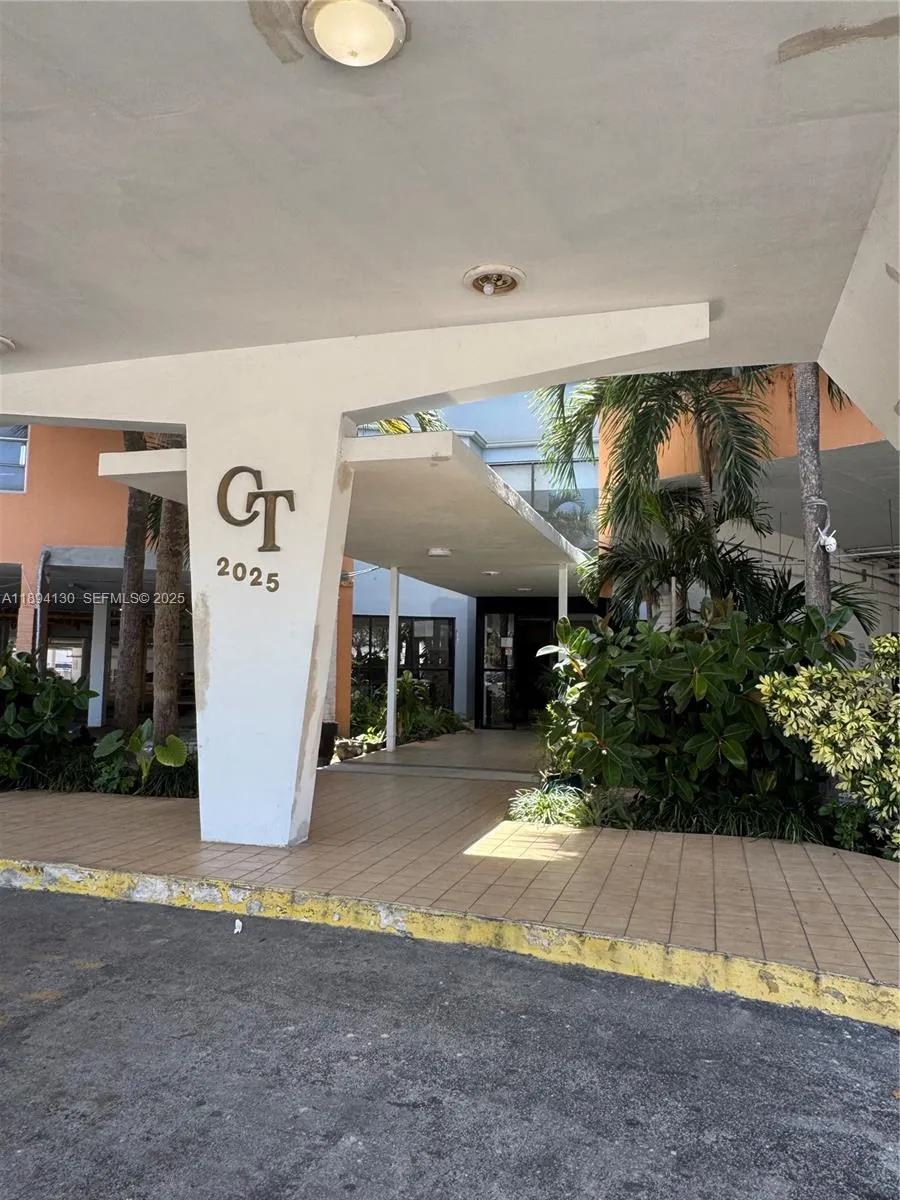 Foto de propiedad en 2025 NE 164th Street 206, North Miami Beach, FL 33162 North Miami Beach con MLS# 