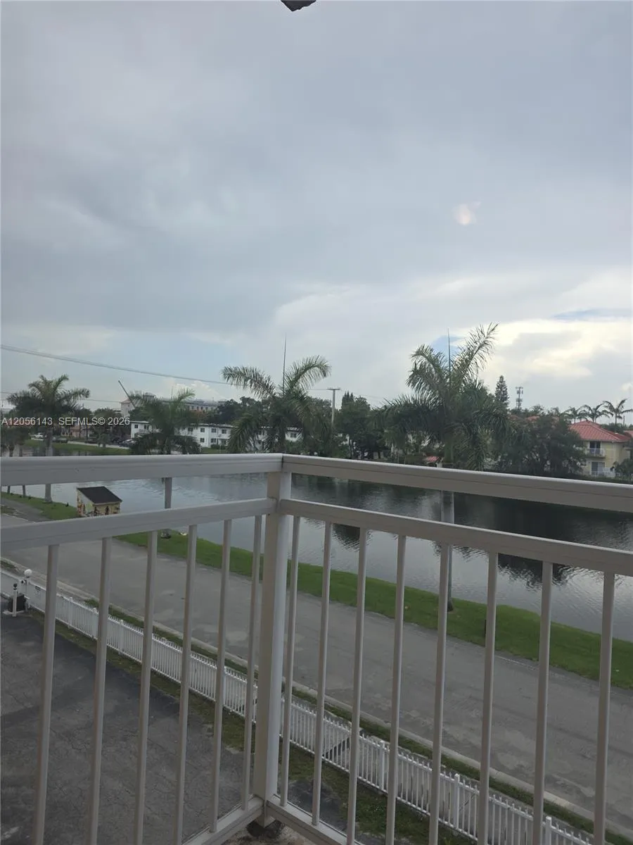 Foto de propiedad en 2025 NE 164th Street 309, North Miami Beach, FL 33162 North Miami Beach con MLS# 