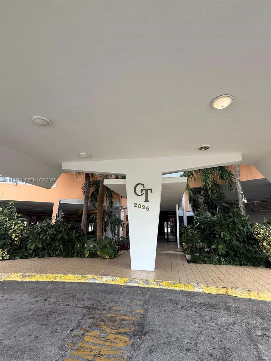 Foto de propiedad en 2025 NE 164th Street 406, North Miami Beach, FL 33162 North Miami Beach con MLS# 