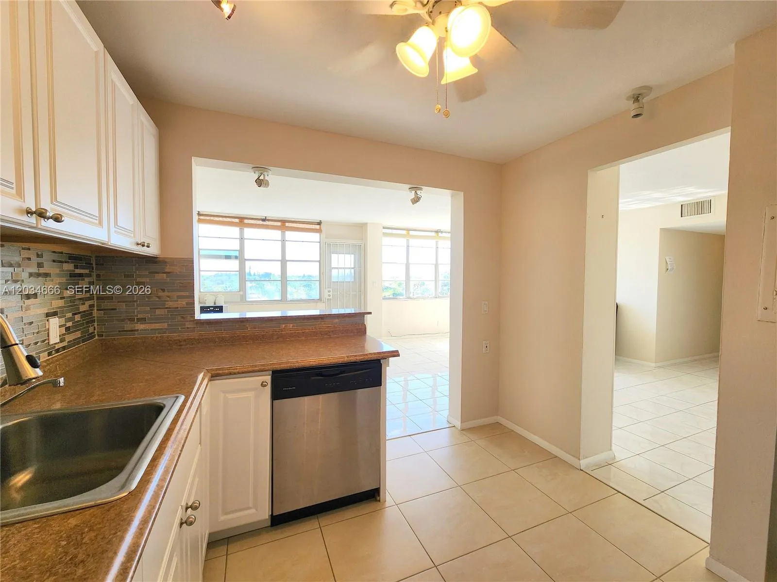 Foto de propiedad en 2025 NE 164th Street 503, North Miami Beach, FL 33162 North Miami Beach con MLS# 