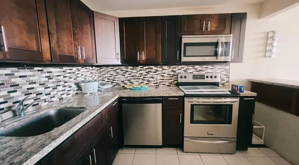 Foto de propiedad en 2025 NE 164th Street 506, North Miami Beach, FL 33162 North Miami Beach con MLS# 