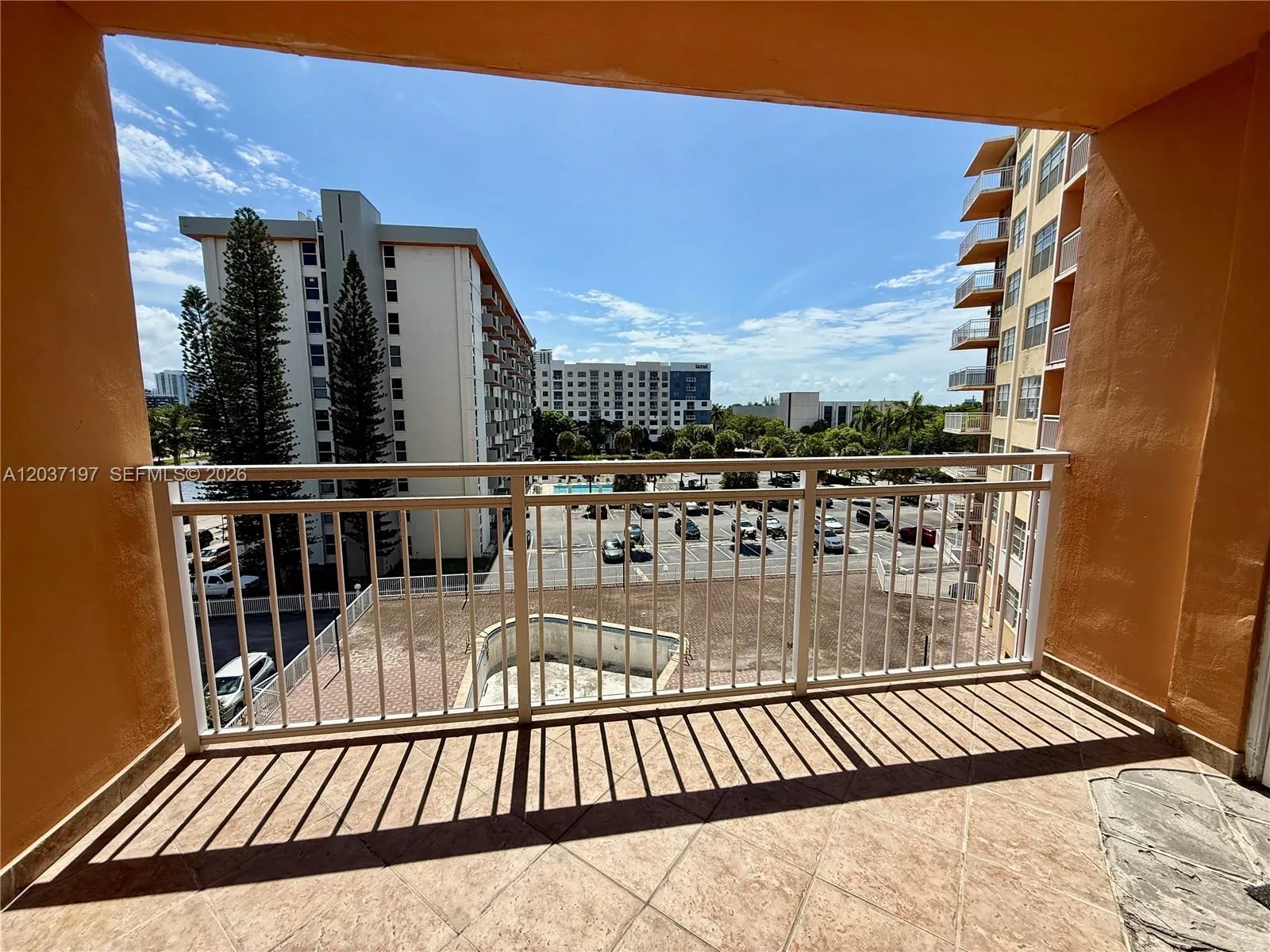 Foto de propiedad en 2025 NE 164th Street 507, North Miami Beach, FL 33162 North Miami Beach con MLS# 
