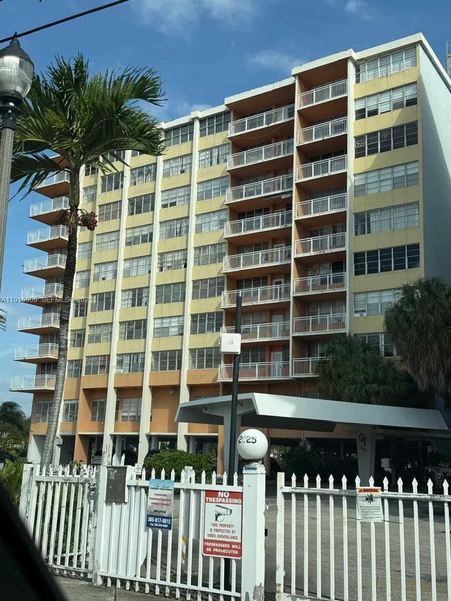 Foto de propiedad en 2025 NE 164th Street 605, North Miami Beach, FL 33162 North Miami Beach con MLS# 
