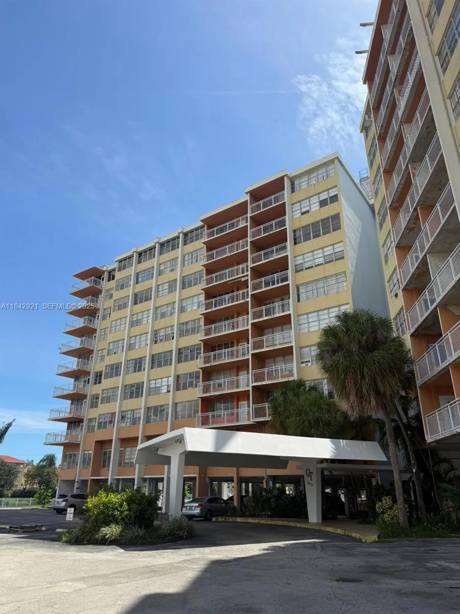 Foto de propiedad en 2025 NE 164th Street 606, North Miami Beach, FL 33162 North Miami Beach con MLS# 