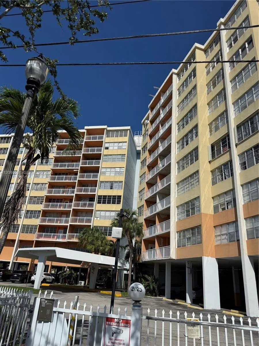Foto de propiedad en 2025 NE 164th Street 707, North Miami Beach, FL 33162 North Miami Beach con MLS# 