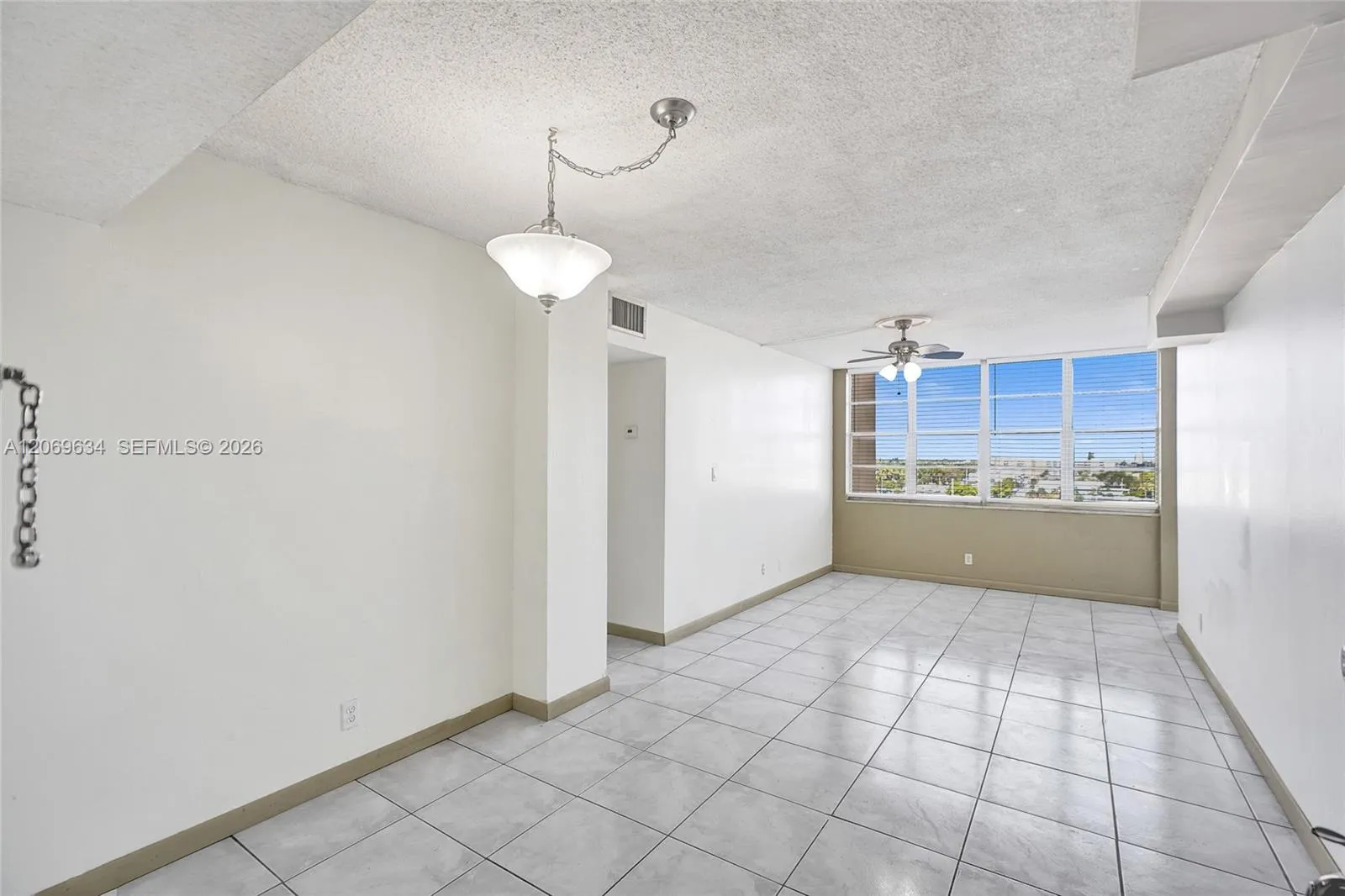 Foto de propiedad en 2025 NE 164th Street 710, North Miami Beach, FL 33162 North Miami Beach con MLS# 