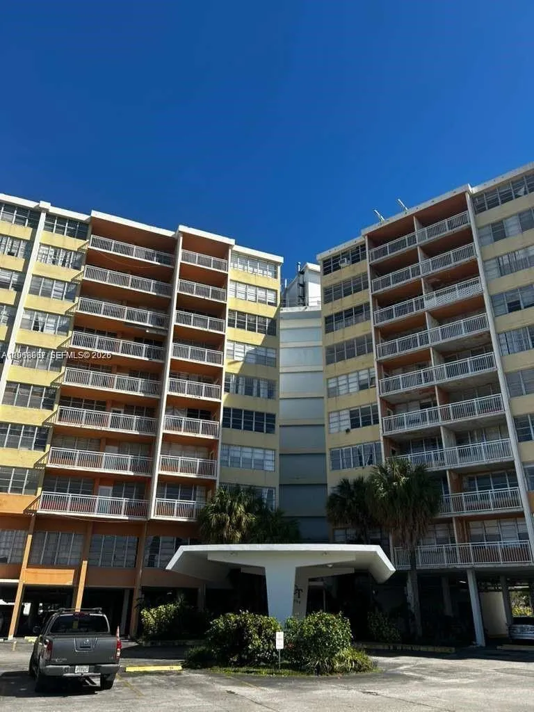 Foto de propiedad en 2025 NE 164th Street 810, North Miami Beach, FL 33162 North Miami Beach con MLS# 