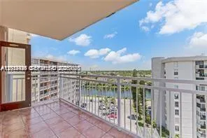 Foto de propiedad en 2025 NE 164th Street 904, North Miami Beach, FL 33162 North Miami Beach con MLS# 