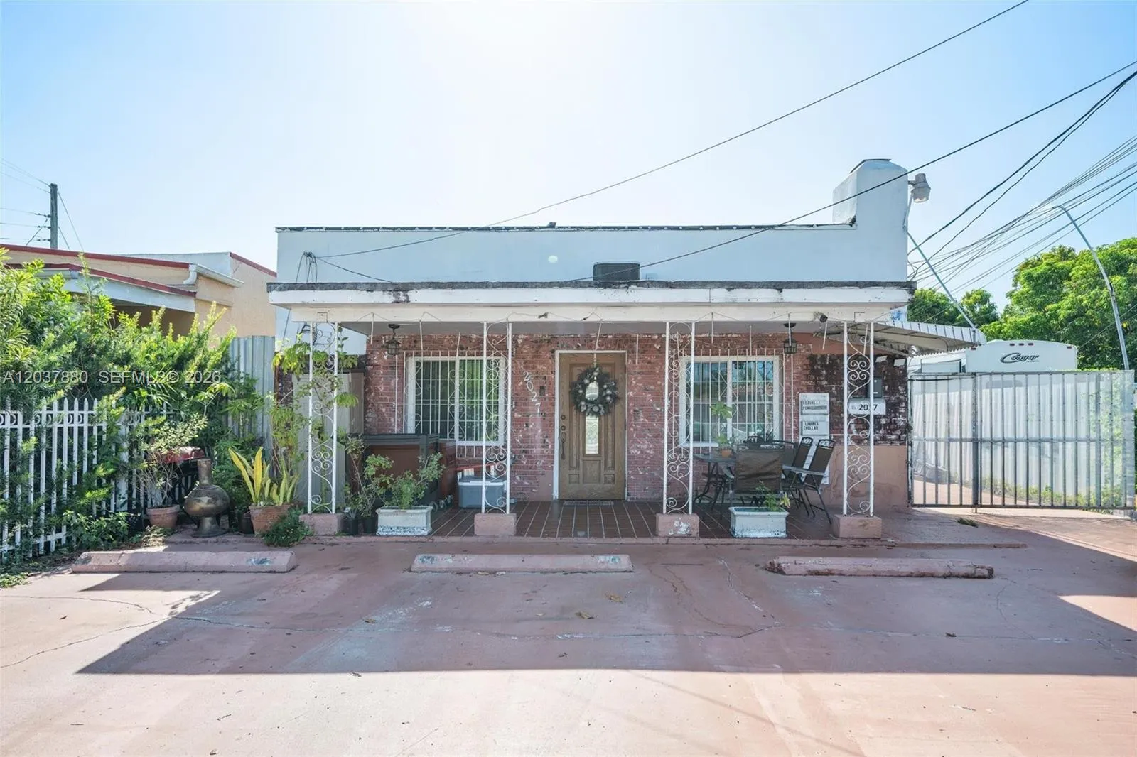 Foto de propiedad en 2027 SW 58th Avenue, Miami, FL 33155 Miami con MLS# 