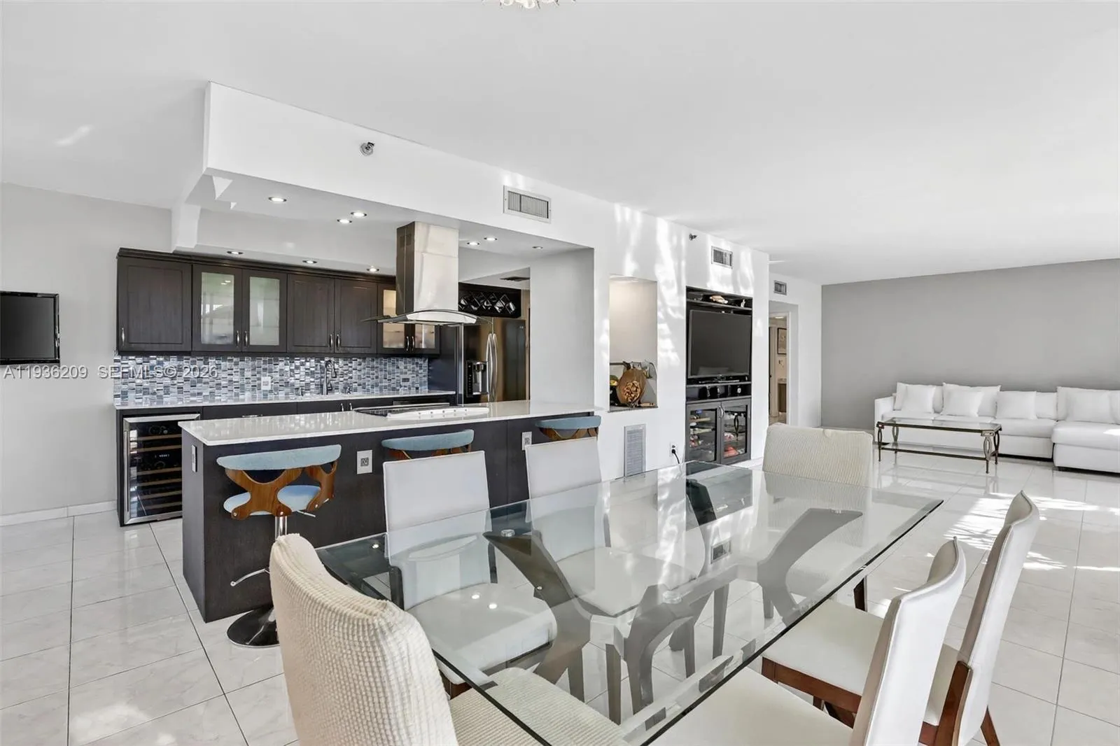 Foto de propiedad en 20281 E Country Club Drive 201, Aventura, FL 33180 Aventura con MLS# 