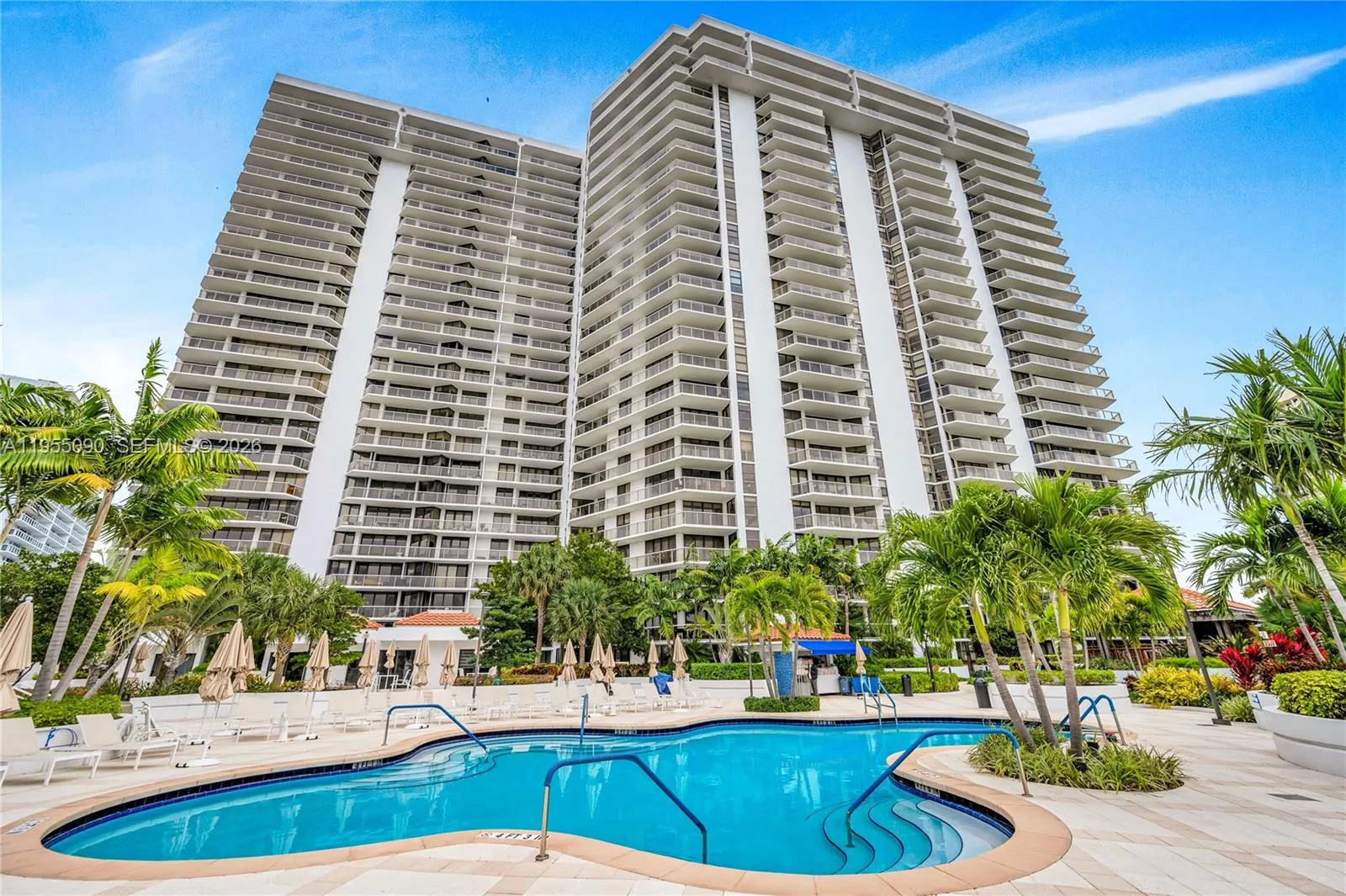 Foto de propiedad en 20281 E Country Club Drive 210, Aventura, FL 33180 Aventura con MLS# 