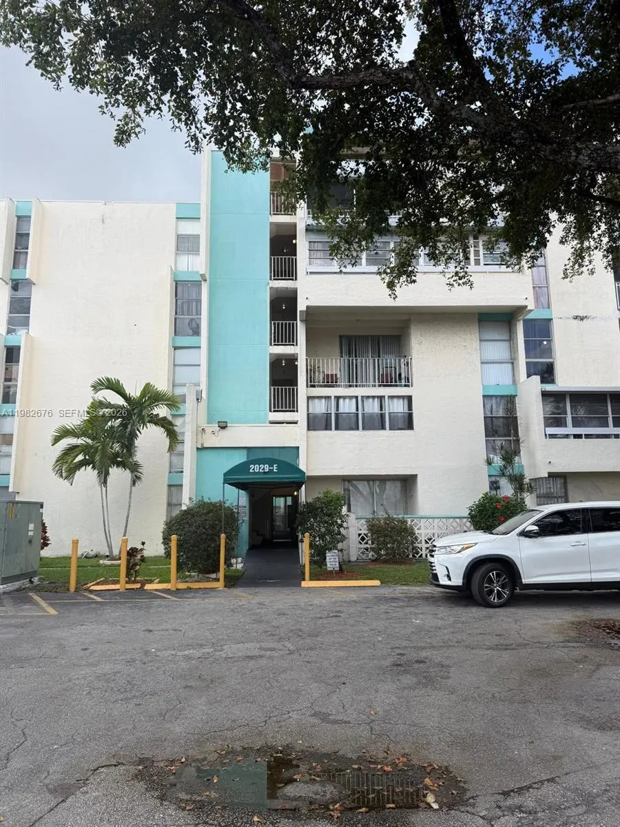 Foto de propiedad en 2029 NW 46th Avenue E305, Lauderhill, FL 33313 Lauderhill con MLS# 
