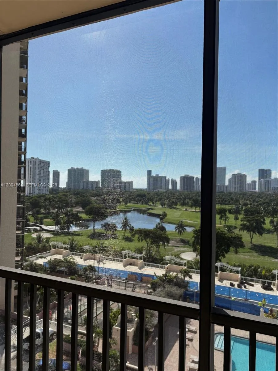 Foto de propiedad en 20301 W Country Club Drive 1025, Aventura, FL 33180 Aventura con MLS#