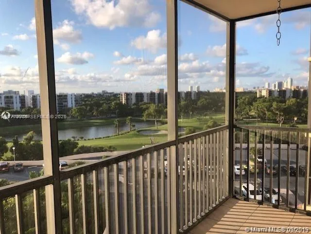 Foto de propiedad en 20301 W Country Club Drive 830, Aventura, FL 33180 Aventura con MLS# 
