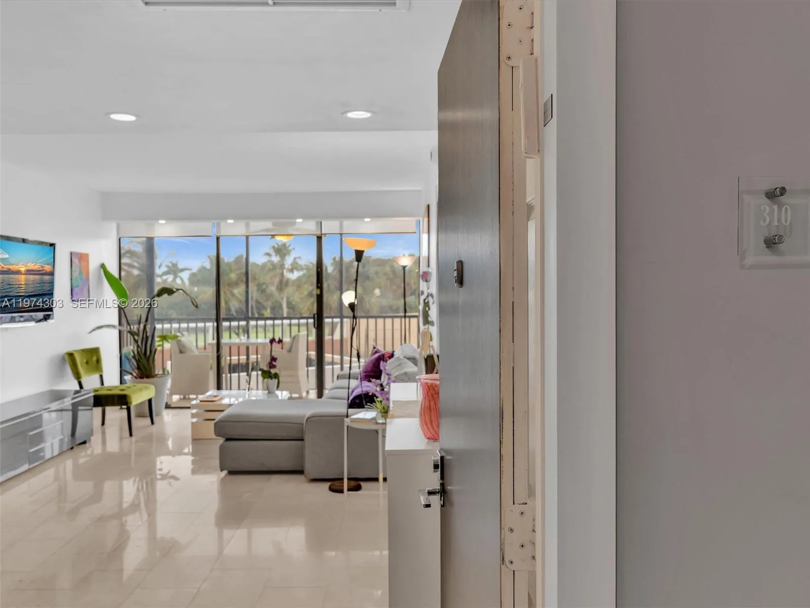 Foto de propiedad en 20335 W Country Club Drive 310, Aventura, FL 33180 Aventura con MLS# 