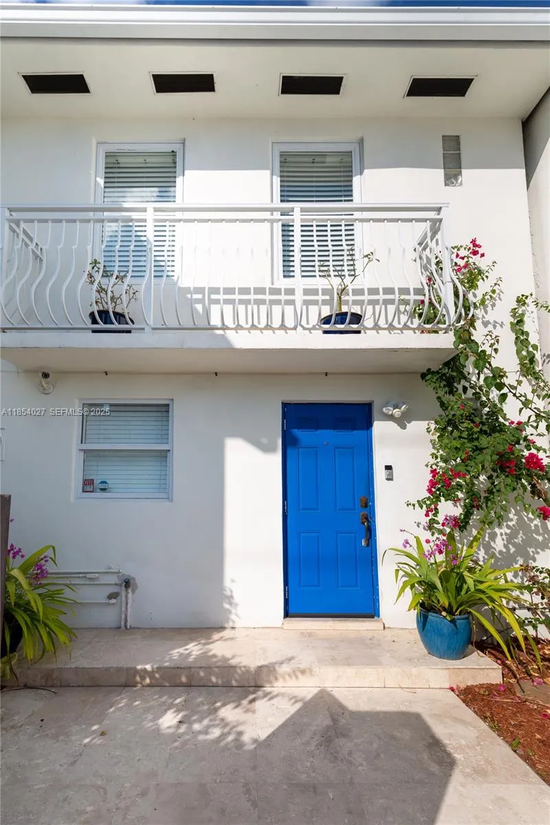 Foto de propiedad en 2035 NE 123rd Street, North Miami, FL 33181 North Miami con MLS# 