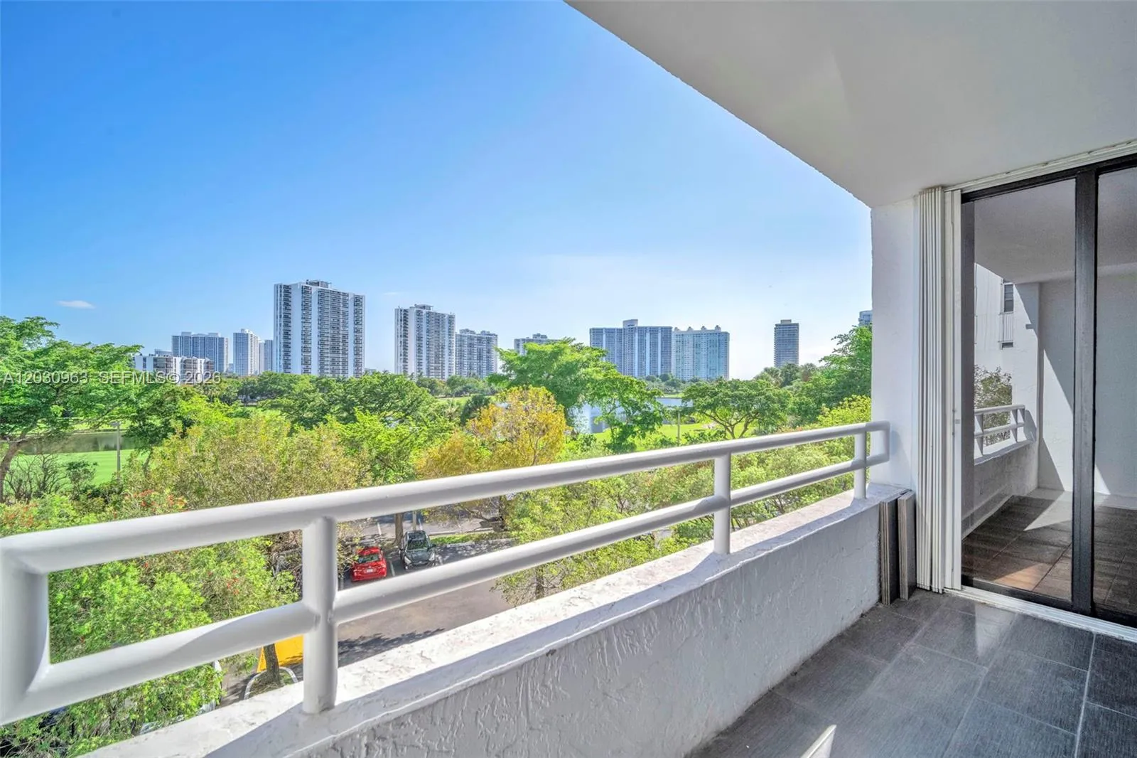 Foto de propiedad en 20355 NE 34th Court 421, Aventura, FL 33180 Aventura con MLS# 
